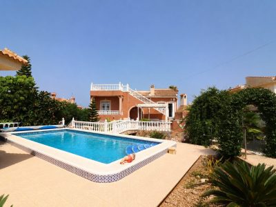 Detached villa for sale in Rojales with private pool, solarium and large garden on an 850 m² plot